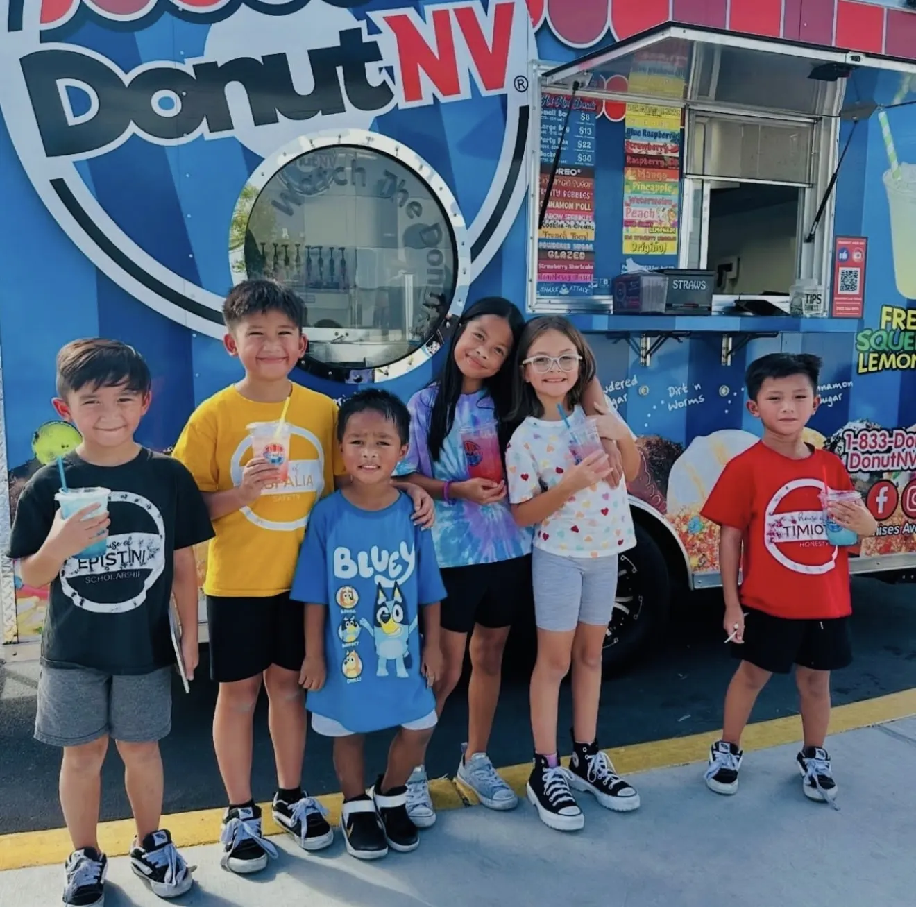 Kids enjoying DonutNV lemonades in front of the trailer